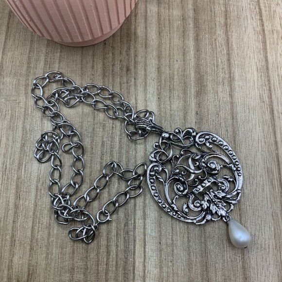 Avon Vintage Silver Tone Ornate Faux Pearl Pendant Necklace - Picture 2 of 6